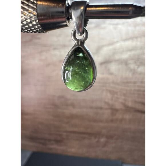 NEW Green tourmaline teardrop sterling silver pendant 1.74 grams - Picture 12 of 13
